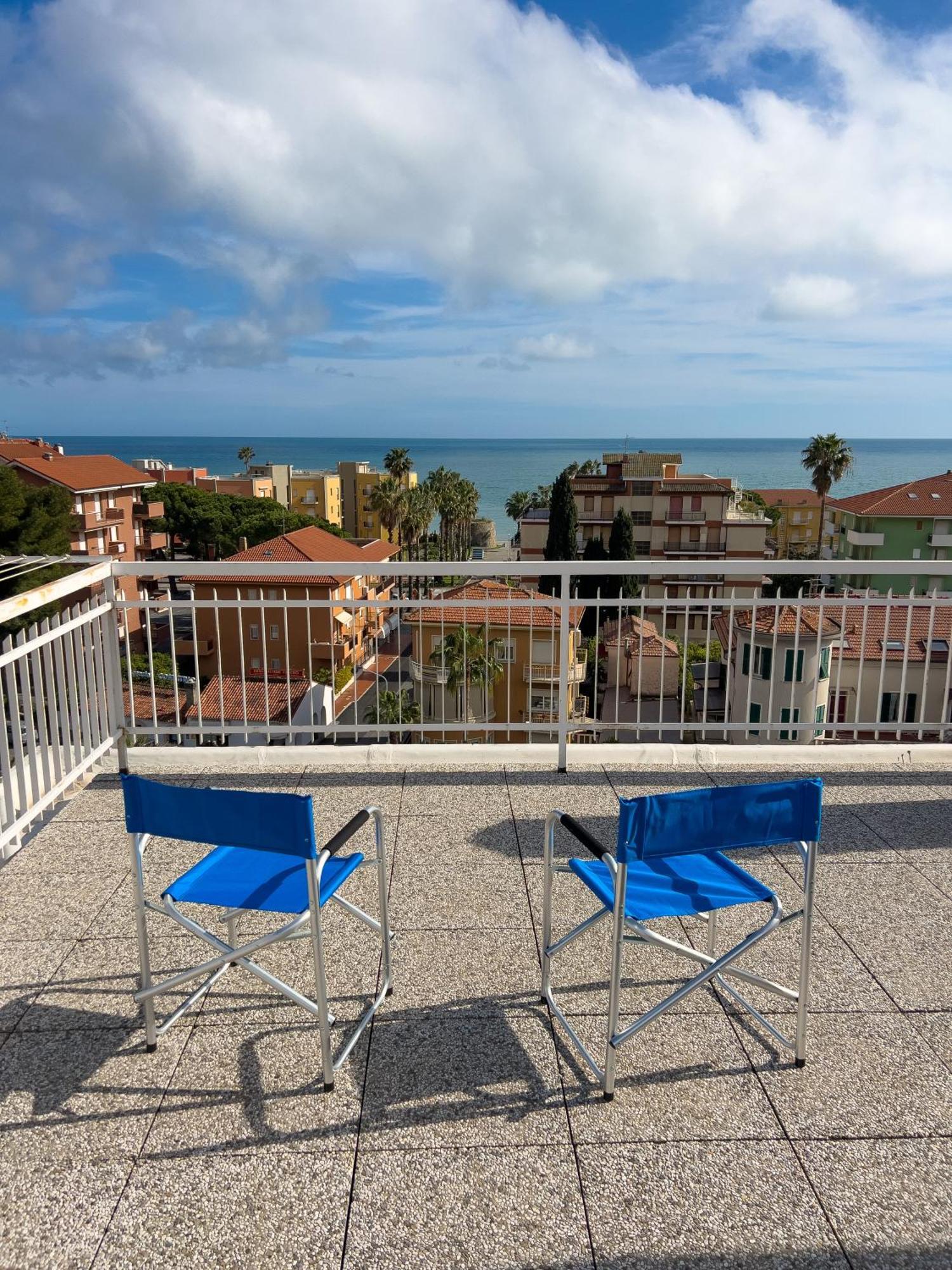Casa Carlotta Apartment San Bartolomeo Al Mare Bagian luar foto