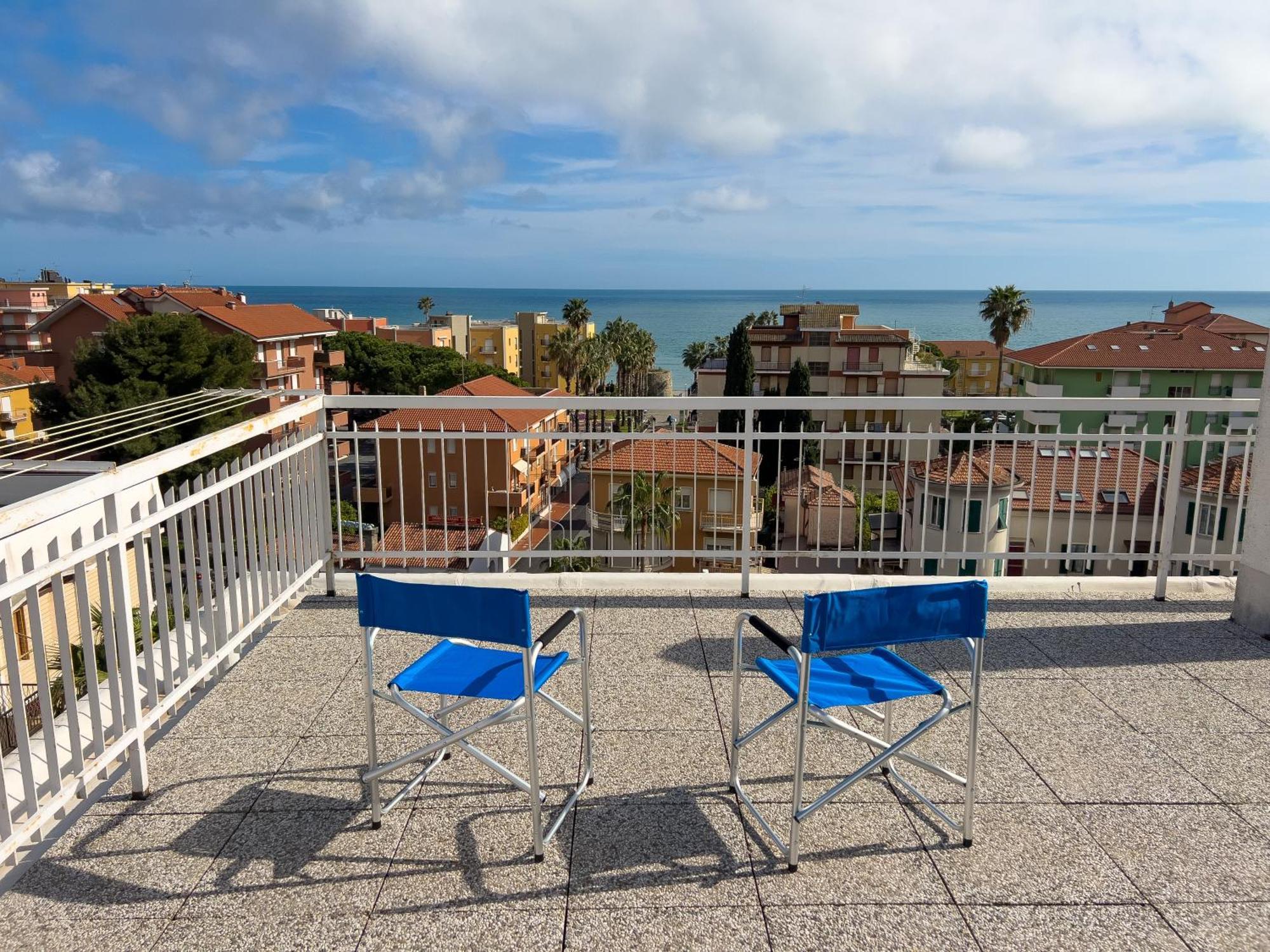 Casa Carlotta Apartment San Bartolomeo Al Mare Bagian luar foto