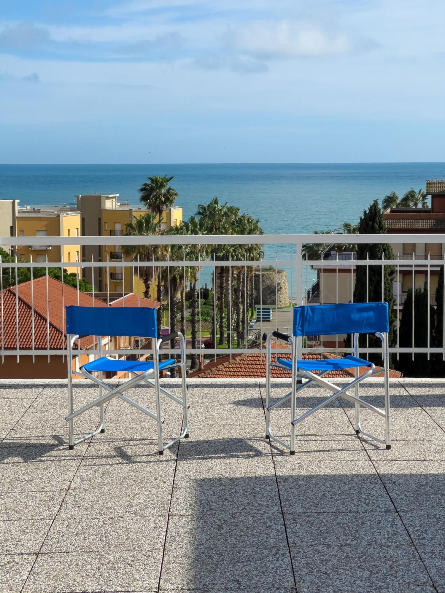 Casa Carlotta Apartment San Bartolomeo Al Mare Bagian luar foto